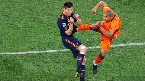 詹姆斯本季末节创纪录独得300分百板百助，联盟独步天下！